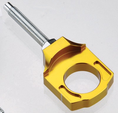 ACCEL NAPINACZ TYLNEJ OŚKI ZE ŚRUBĄ SUZUKI RM 125/250 '02-'10 KOLOR ZŁOTY (1)