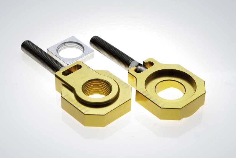 ACCEL NAPINACZ TYLNEJ OŚKI ZE ŚRUBĄ KTM SX/SXF/EXC 125-530 '08-'12, EXC/EXCF '08-'19 (ŚR 20MM) KOLOR ZŁOTY (KPL. 2SZT.) (1)