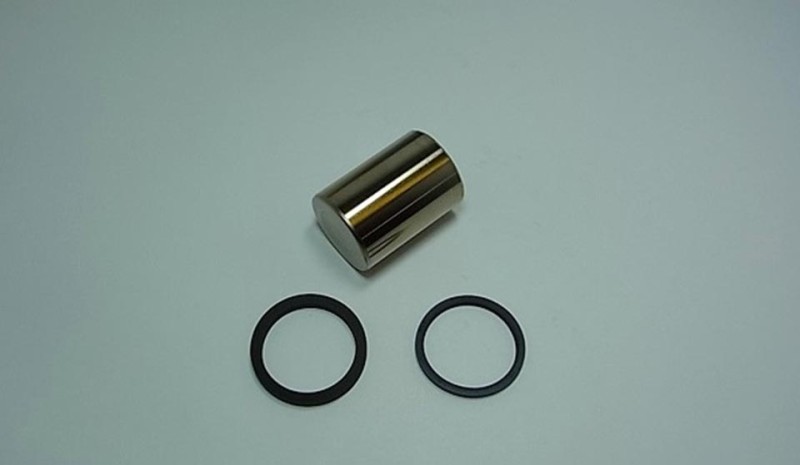 TOURMAX TŁOCZEK ZACISKU HAMULCOWEGO Z USZCZELNIACZAMI HONDA VFR 800 98-05, XL 1000V '01-05, CBR 1100XX '97-04, ST 1300 '02-04, GL 1800 '01-04 (MADE IN JAPAN) (1)