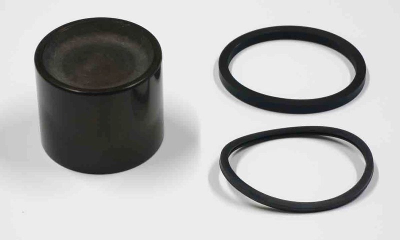 TOURMAX TŁOCZEK ZACISKU HAMULCOWEGO Z USZCZELNIACZAMI YAMAHA R1 '02-'06 TYŁ (MADE IN JAPAN) - WYPRZEDAŻ (1)