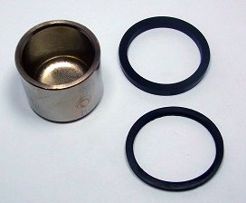 TOURMAX TŁOCZEK ZACISKU HAMULCOWEGO Z USZCZELNIACZAMI SUZUKI GSX-R 600 / TL 1000S '97-00 PRZÓD (DÓŁ) - ZASTĘPUJE CPK-318-L (MADE IN JAPAN) (1)