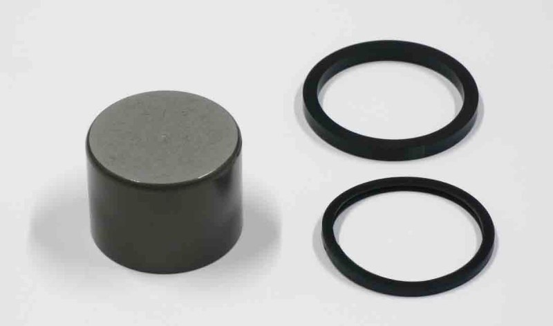 TOURMAX TŁOCZEK ZACISKU HAMULCOWEGO Z USZCZELNIACZAMI SUZUKI GSX-R 600/750 '04-'07, 1000 '05-'08 (DÓŁ) (MADE IN JAPAN) (30X22MM) (1)