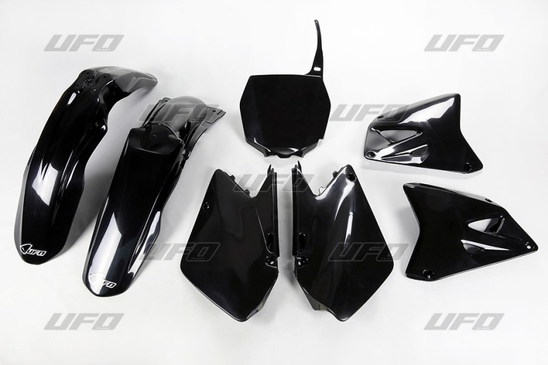 UFO KOMPLET PLASTIKÓW SUZUKI RM 125 / 250 '01-'22 KOLOR CZARNY (SU402E001)
