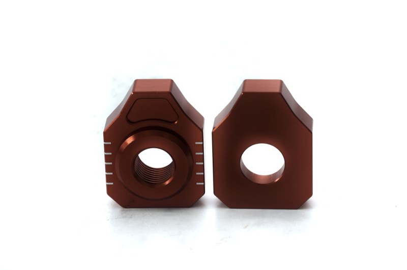 ACCEL NAPINACZ TYLNEJ OŚKI ZE ŚRUBĄ KTM SX 65 '16-20, HUSQVARNA TC 65 '17-20 KOLOR POMARAŃCZOWY (KPL.-2SZT.) - PROMOCJA (1)