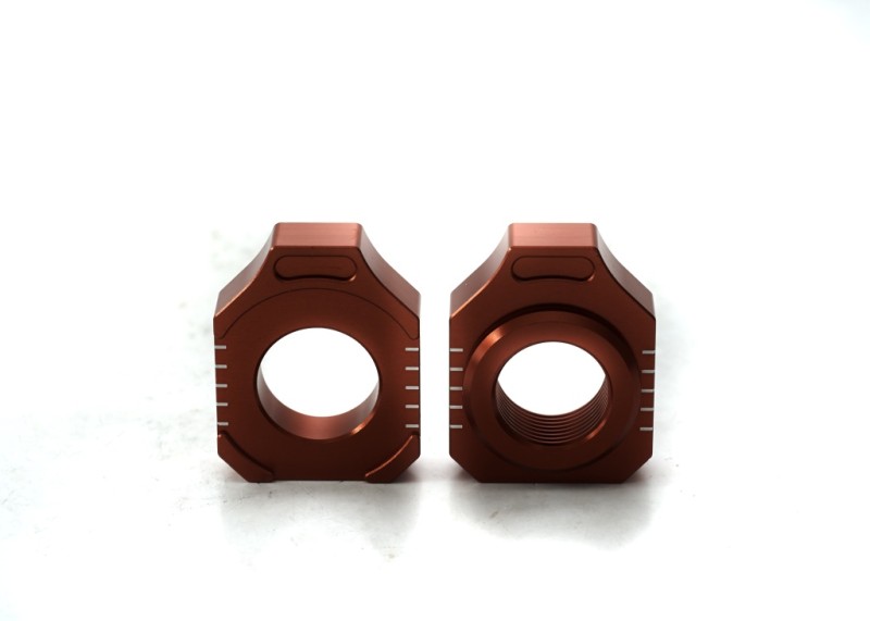 ACCEL NAPINACZ TYLNEJ OŚKI ZE ŚRUBĄ KTM SX 85 '15-20, HUSQVARNA TC 85 '15-20 KOLOR POMARAŃCZOWY (KPL.-2SZT.) - PROMOCJA (1)