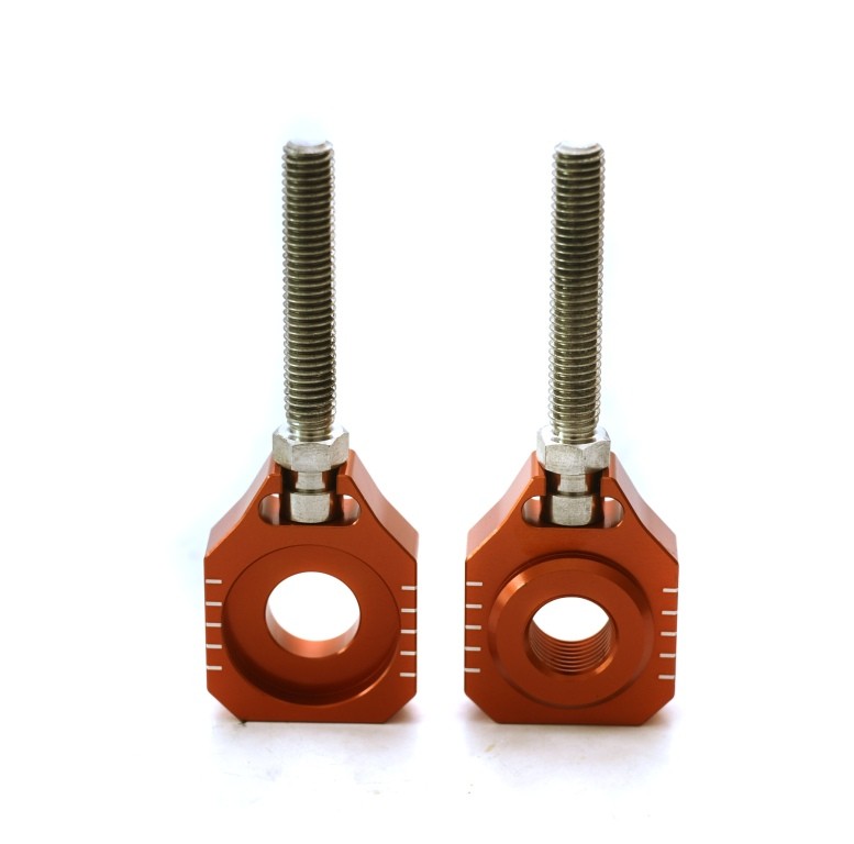 ACCEL NAPINACZ TYLNEJ OŚKI ZE ŚRUBĄ KTM SX 65 '16-20, HUSQVARNA TC 65 '17-20 KOLOR POMARAŃCZOWY (KPL.-2SZT.) - PROMOCJA (1)