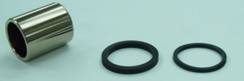 TOURMAX TŁOCZEK ZACISKU HAMULCOWEGO Z USZCZELNIACZAMI PRZÓD SUZUKI UH 125/200 BURGMAN, AN 400 BURGMAN '16-'20, GSF 600 BANDIT '95-'99, RF 600R '93-'96 (OEM:59300-21810) (MADE IN JAPAN) (1)