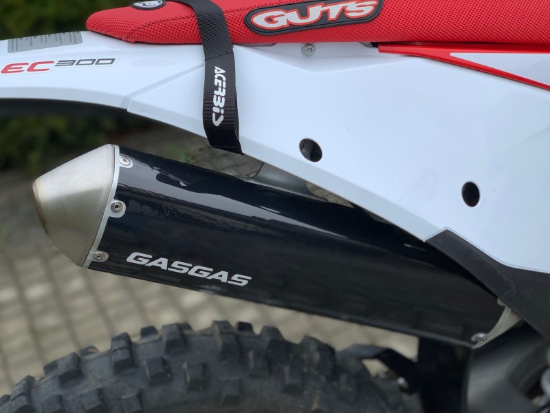 PROMX NAKLEJKI OCHRONNE KOŃCÓWKI WYDECHU + LAMPA PRZÓD GASGAS 250/300 2021- (NA ZAMÓWIENIE - PATRZ OPIS TOWARU) (1)