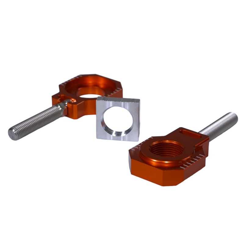 ACCEL NAPINACZ TYLNEJ OŚKI ZE ŚRUBĄ KTM SX/XC/SXF/XCF 125-450 2023, HUSQVARNA TC/TX/FC/FX 125-450 2023 KOLOR POMARAŃCZOWY (KPL.-2SZT.) (1)