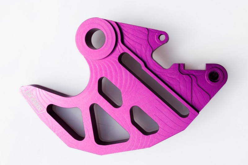 FM-PARTS OSŁONA ALUMINIOWA TARCZY HAMULCOWEJ TYLNEJ KTM / HUSQVARNA / GAS GAS '24-'25 KOLOR PURPUROWY (1)