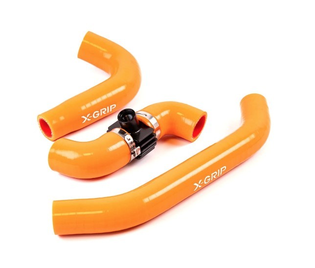 X-GRIP Silikonowe przewody chłodnicy – KTM EXC TBI, XC-W TBI 250-300 2024-, SX, XC 2023-, Husqvarna TE 2024-, TC, TX 250-300 2023-, GasGas EC, MC, EX 250-300 2024-, kolor pomarańczowy (1)
