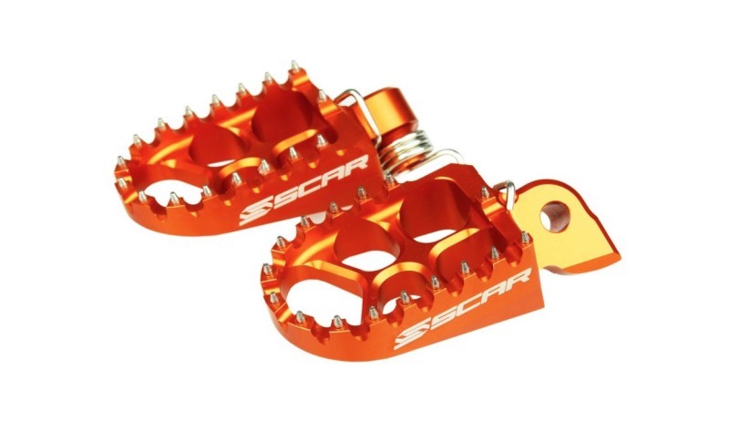 SCAR RACING PODNÓŻKI PEGI ALUMINIOWE KTM SX/EXC '98-'16, HUSQVARNA '14-'16, GASGAS MC 50/65 '21-'24, SHERCO '08-'25, BETA RR '05-'19, HUSABERG '08-'14 KOLOR POMARAŃCZOWY (1)