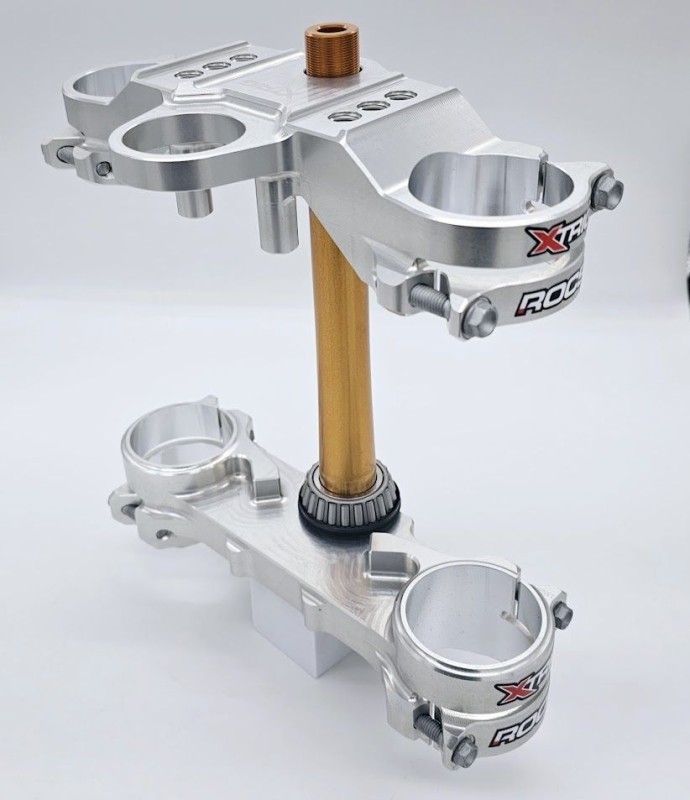 XTRIG PÓŁKI ZAWIESZENIA PRZEDNIEGO ROCS TECH TRIPLE CLAMPS YAMAHA TENERE 700 '21-'23 (OFFSET 30MM) (DLA ZESTAWU KYB 48MM) KOLOR SREBRNY (1)