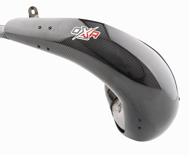 OXA FACTORY 2025/12 OSŁONA KARBONOWA DYFUZORA (TUBY REZONANSOWEJ) CARBON PROTECTION DO OXA FACTORY FRONT PIPE X8 125 CC KTM / YAMAHA / SHERCO / BETA (1)