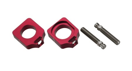 ACCEL NAPINACZ TYLNEJ OŚKI ZE ŚRUBĄ HONDA CRF 250 / 450 R '09'24 KOLOR CZERWONY (KPL.2SZT.)
