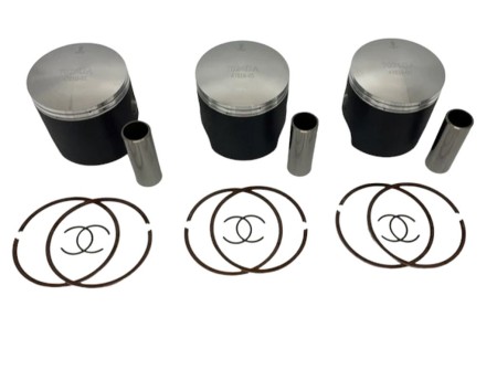 WOSSNER KOMPLET TŁOKÓW YAMAHA (2T) 700 SRX '00'02 (70,50MM) (TŁOK 70,38MM) (3SZT) (SWORZEŃ 20MM) (SKUTER ŚNIEŻNY)