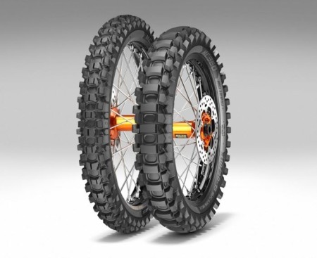 Obrazek dla: METZELER KOMPLET OPON (2900900/24) 140/8018 MC360 MID HARD 70M TT M/C MST TYŁ DOT 2024 + (2900800/24) 90/9021 MC360 MID HARD 54M TT M/C MST PRZÓD DOT 2024 + KOSZULKA ENDURO M