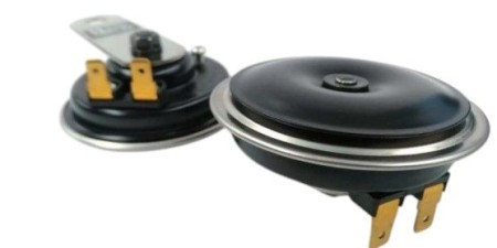 Obrazek dla: TOURMAX 2025/09 KLAKSON PODWÓJNY (SYGNAŁ DŹWIĘKOWY) UNIVERSALNY CZARNY 12V (ŚREDNICA 72,5MM) (MADE IN JAPAN)