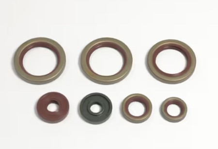 Obrazek dla: ATHENA 2026/09 KOMPLET USZCZELNIACZY OLEJOWYCH SILNIKA KTM 690 DUKE / R '08'15, 690 ENDURO / R '08'18, SMC 690 / R '08'17, 690 SUPERMOTO '07'09, RALLY FACTORY REPLICA 690 '07'11